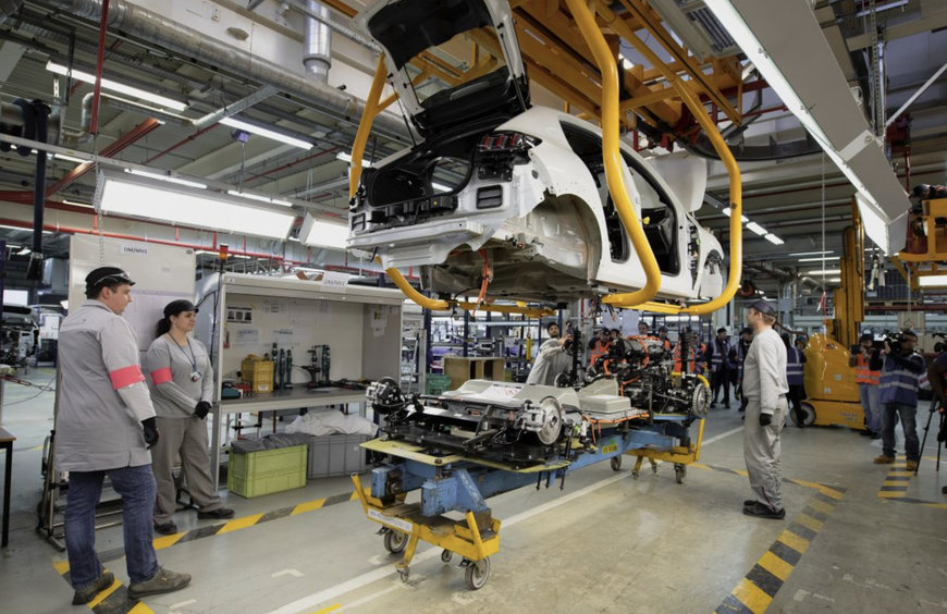 BEHIND THE SCENES OF THE ASSEMBLY OF PEUGEOT’S ELECTRIFIED MODELS 